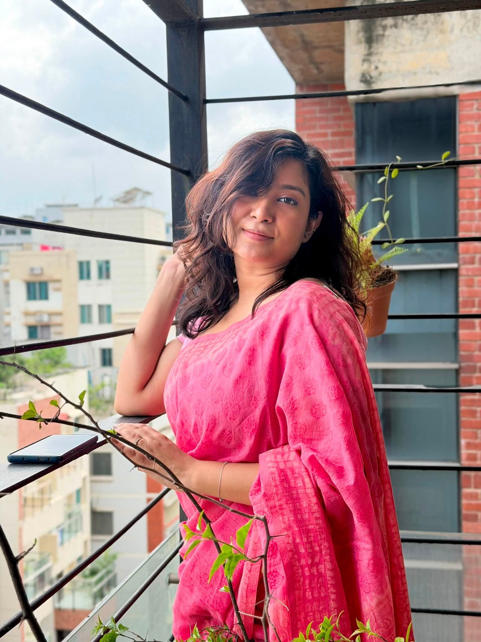 মেয়েটি রোজ শাড়ি পরে | সাদিয়া রশ্নি সূচনা - Image 4