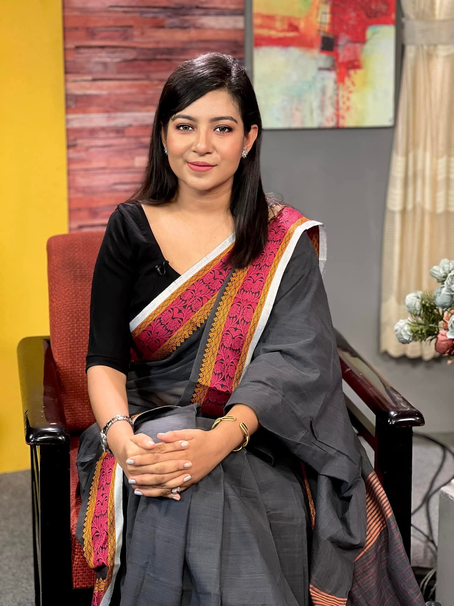 মেয়েটি রোজ শাড়ি পরে | সাদিয়া রশ্নি সূচনা - Image 3
